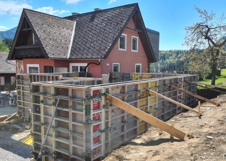 Schalungsarbeiten mit Pierer-Schalungssystem bei Zubau an Einfamilienhaus in der Steiermark